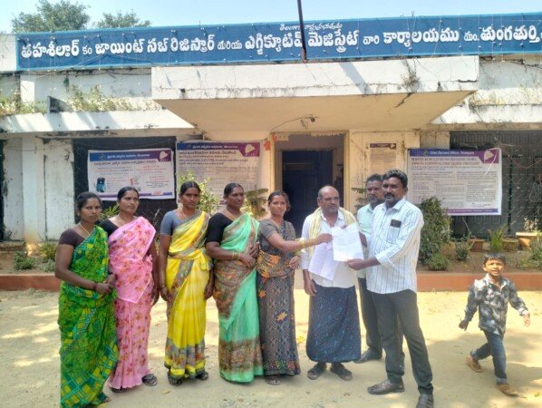 వారసత్వ భూమిపై హక్కు కల్పించాలని కోరుతూ మహిళల నిరసన