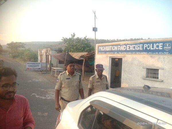 చెక్ పోస్ట్ వద్ద వాహనాల తనిఖీ.