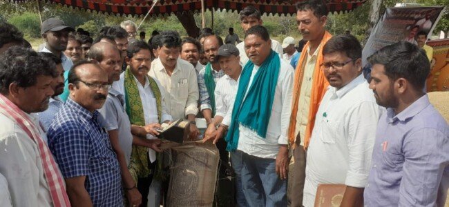 దళారులను నమ్మొద్దు-ప్రతి గింజను కొంటాం..—- ఎమ్మెల్యే మురళి నాయక్.