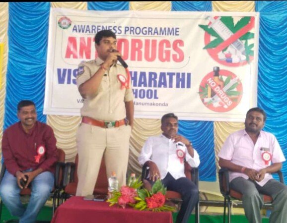 విశ్వభారతి హైస్కూల్ విద్యార్థులకు యాంటీ డ్రగ్స్ పైన అవగాహన సదస్సు