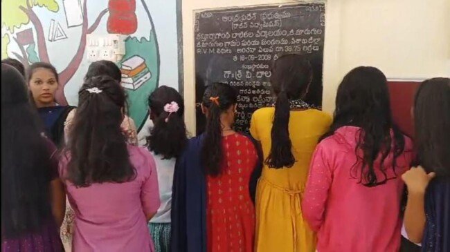 పాఠశాలకు ఆలస్యంగా వచ్చారని 15 మంది విద్యార్థినుల జట్టు కత్తిరించిన కేజీబీవీ హాస్టల్ ఇంచార్జ్.