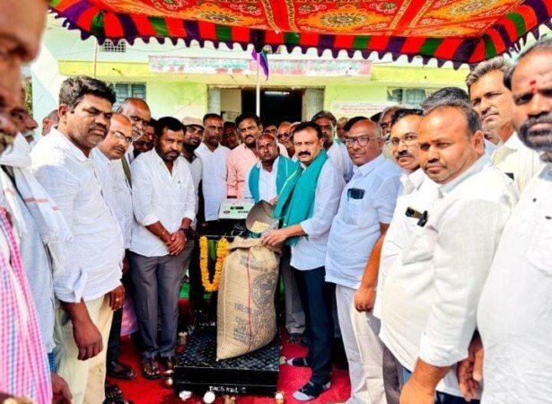 సోయా కొనుగోలు కేంద్రం ప్రారంభించిన ఎమ్మెల్యే