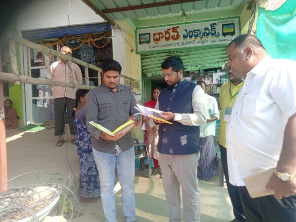మండలంలో ఆకస్మిక తనిఖీ నిర్వహించిన జిల్లా కలెక్టర్