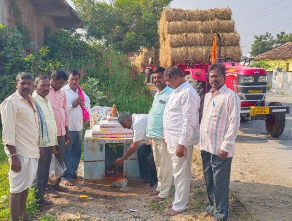 వేములవాడ కోడెలకు పశుగ్రాసం (గడ్డి) వితరణ