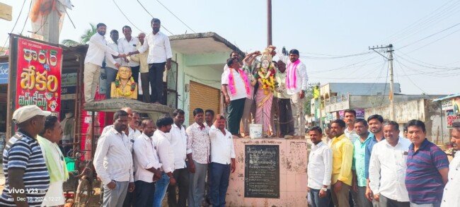 తెలంగాణ తల్లి విగ్రహానికి పాలాభిషేకం