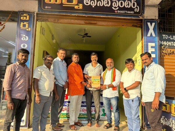నాయిని సందీప్ కుమార్ ఆధ్వర్యంలో ఉచిత భగవద్గీతల వితరణ