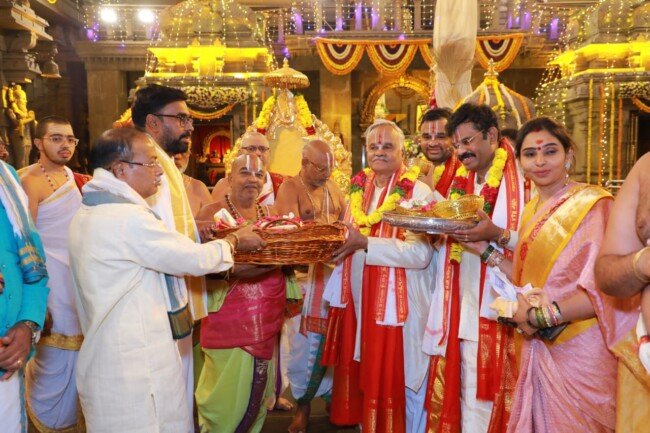 యదాద్రి నరసింహునికి స్వరానగిరీశుని బహుమానం