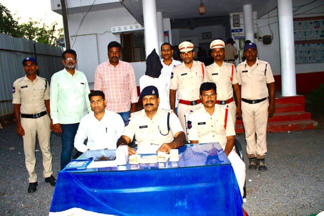 మహాలక్ష్మి ట్రేడర్స్ లో దొంగతనానికి పాల్పడిన వ్యక్తి సొత్తు స్వాదినం