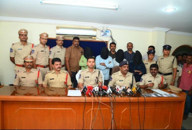 నల్లగొండ 2 టౌన్ పోలిస్ స్టేషన్ పరిదిలో గీతాంజిలి అపార్ట్మెంట్ లో గల మణికంఠ కలర్ ల్యాబ్ ఓనర్ సురేశ్ హత్య కేసులో నలుగురు నిందితులను అరెస్ట్ చేసిన జిల్లా పోలీసు