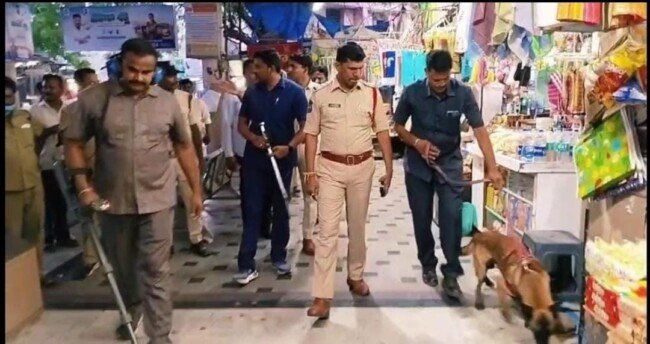 పట్టణ కేంద్రంలో పోలీసు విస్తృత తనిఖీలు